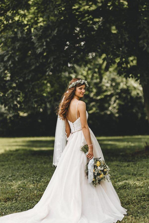 Vestidos de novia de corte A con tirantes finos de tul y apliques