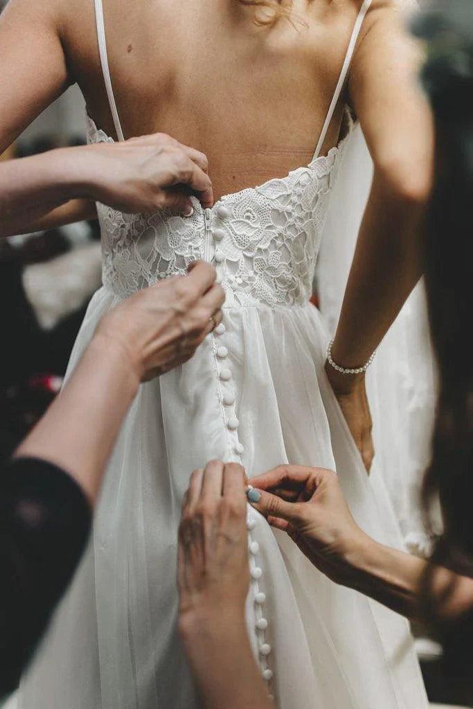 Vestidos de novia de corte A con tirantes finos de tul y apliques