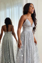 Langes silbernes Tüll-Abendkleid mit Spaghettiträgern und Schlitz