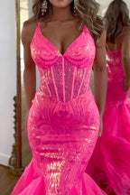 Vestido de fiesta rosa intenso con tirantes finos y sirena brillante