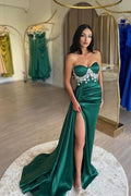 Vestido de fiesta verde oscuro con escote en A, sin mangas, escote corazón y abertura frontal con cuentas