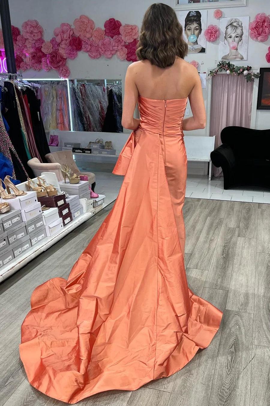 Vestido de fiesta largo color magenta fruncido sin tirantes y con cola PSK546