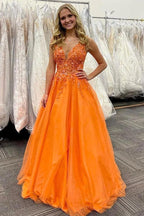 Atemberaubendes, langes, orangefarbenes A-Linien-Abendkleid mit V-Ausschnitt und Applikationen