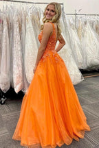 Atemberaubendes, langes, orangefarbenes A-Linien-Abendkleid mit V-Ausschnitt und Applikationen