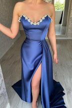 Vestido de fiesta con escote en forma de corazón, cuentas en azul, abertura alta y cola de corte
