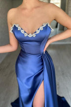 Vestido de fiesta con escote en forma de corazón, cuentas en azul, abertura alta y cola de corte