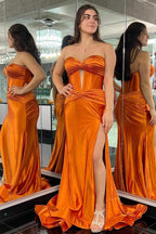 Vestido de fiesta largo negro de sirena con escote en forma de corazón y abertura