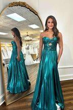 Vestido de fiesta largo verde esmeralda plisado metalizado con escote corazón