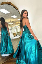 Vestido de fiesta largo verde esmeralda plisado metalizado con escote corazón