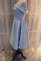 Vestido de dama de honor de satén azul claro con hombros descubiertos, vestido formal corto azul