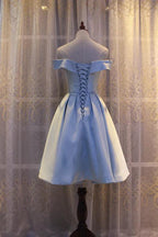 Vestido de dama de honor de satén azul claro con hombros descubiertos, vestido formal corto azul