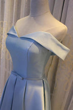 Vestido de dama de honor de satén azul claro con hombros descubiertos, vestido formal corto azul