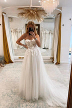 Vestidos de novia de tul línea A con escote corazón y apliques de encaje de NumberSea