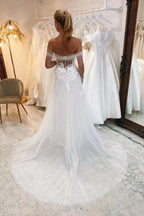 Vestidos de novia de tul línea A con escote corazón y apliques de encaje de NumberSea