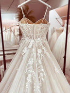Vestido de novia NumberSea de tul, corte A, escote corazón, tirantes finos y apliques, MW948