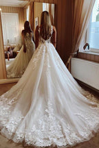 Vestido de novia NumberSea de tul con escote en V y apliques de encaje, MW876