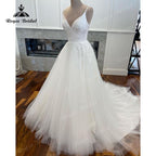 Vestido de novia de satén con escote en V, tirantes finos, apliques de encaje, corte A, tul 2025, estilo bohemio y elegante.