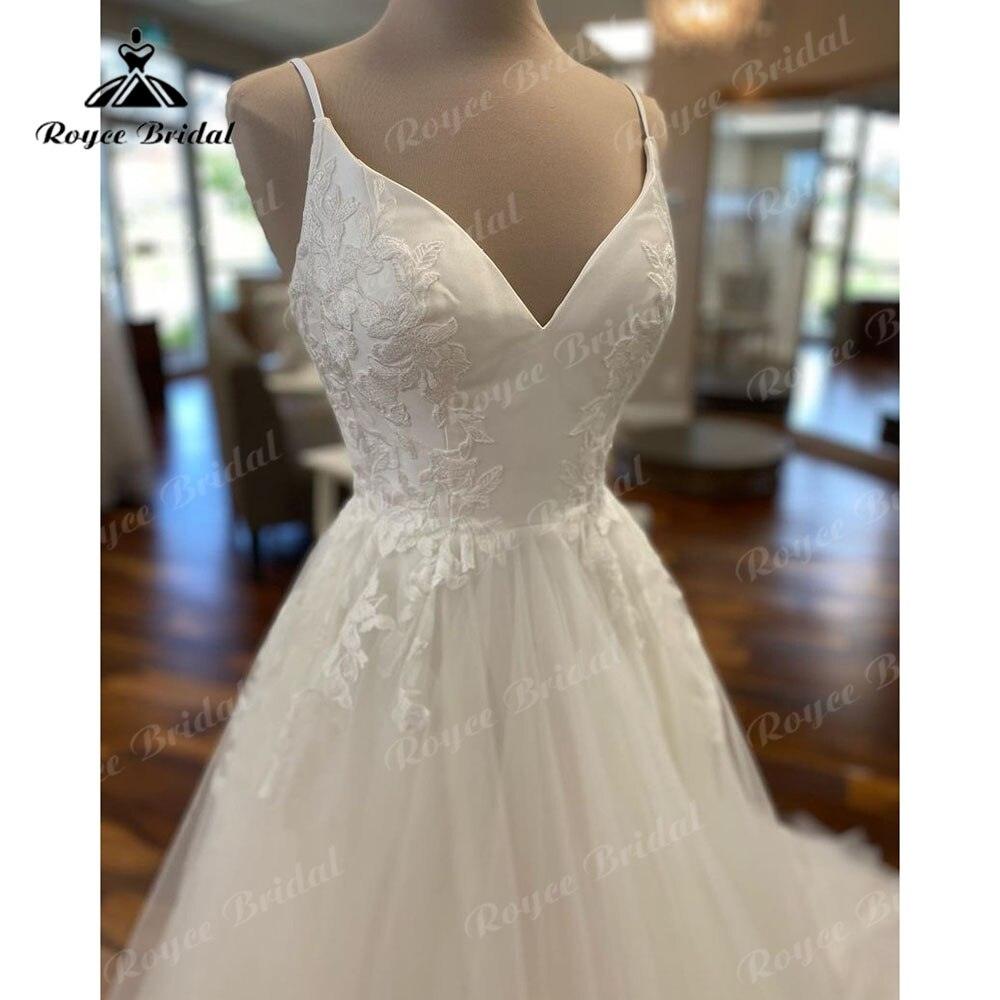 Vestido de novia de satén con escote en V, tirantes finos, apliques de encaje, corte A, tul 2025, estilo bohemio y elegante.