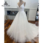 Vestido de novia de satén con escote en V, tirantes finos, apliques de encaje, corte A, tul 2025, estilo bohemio y elegante.