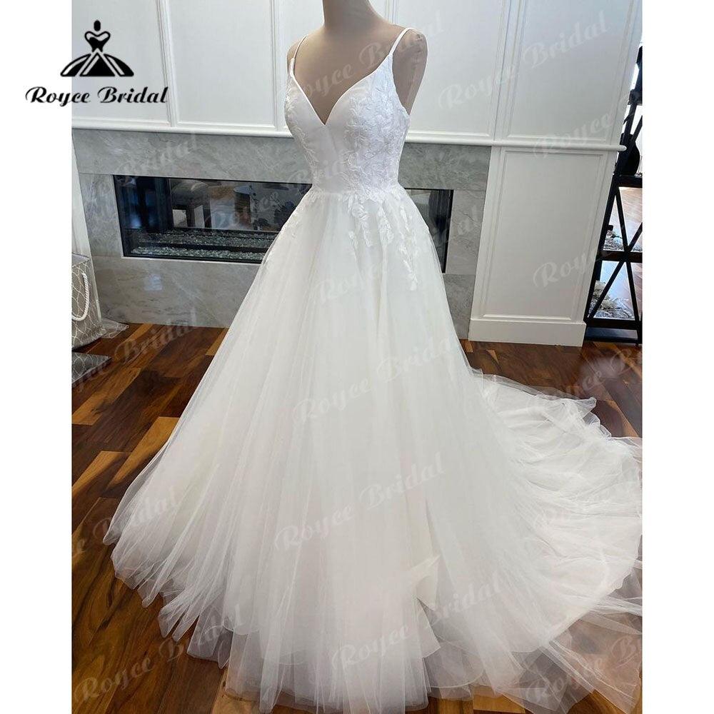 Vestido de novia de satén con escote en V, tirantes finos, apliques de encaje, corte A, tul 2025, estilo bohemio y elegante.