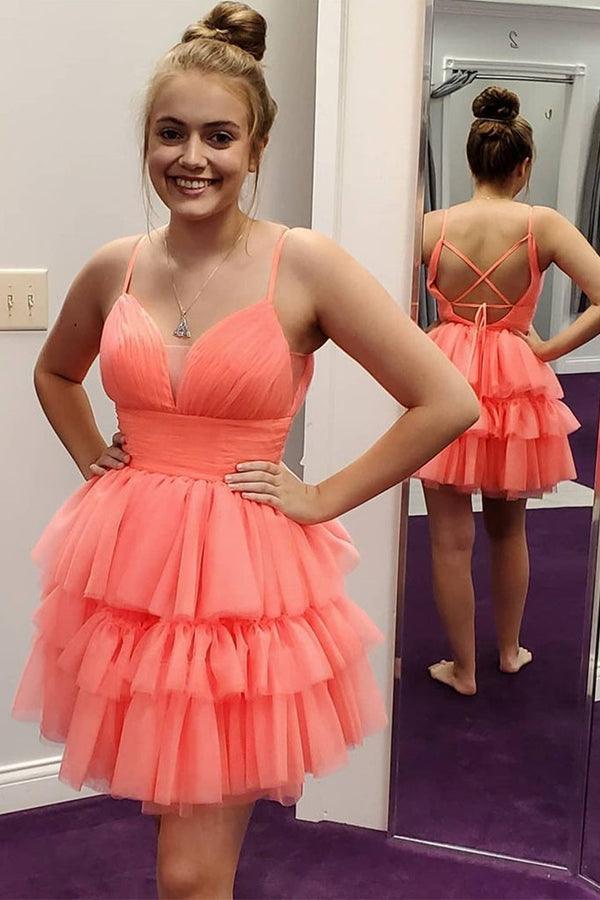 Vestidos de fiesta cortos en coral con cuello en V y capas para el regreso a casa
