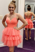 Vestidos de fiesta cortos en coral con cuello en V y capas para el regreso a casa