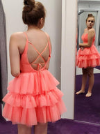 Vestidos de fiesta cortos en coral con cuello en V y capas para el regreso a casa