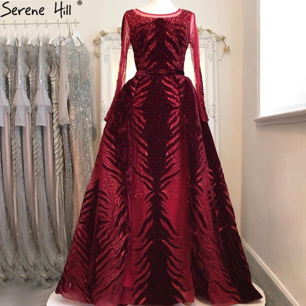 Weinrotes Abendkleid aus Samt mit langen Ärmeln, luxuriöses Design, Perlenbesatz, formelles Kleid 2024, Serene Hill, Übergröße LA60903 