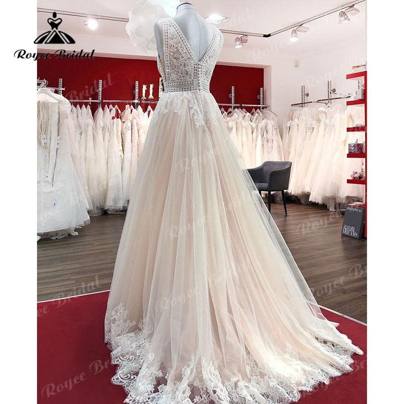 Vestido de novia vintage bohemio color champán con apliques de encaje, escote en V, sin mangas, cola larga, para playa, 2022, elegante, estilo civil.