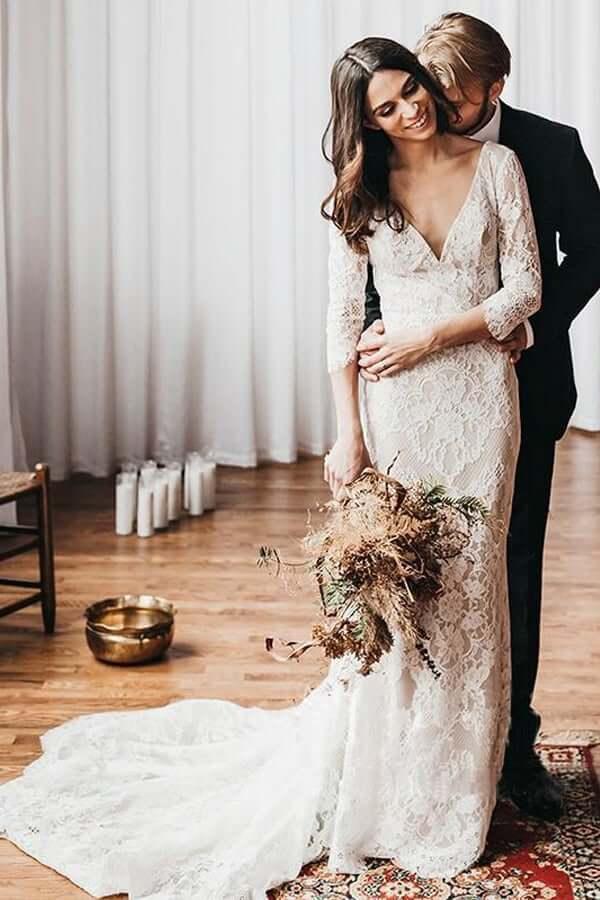 Vestido de novia bohemio de corte sirena vintage con escote en V y encaje y cola capilla, MW686