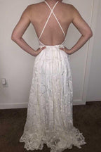 Vestidos de novia NumberSea blancos de encaje, corte A, cuello halter y cola larga.