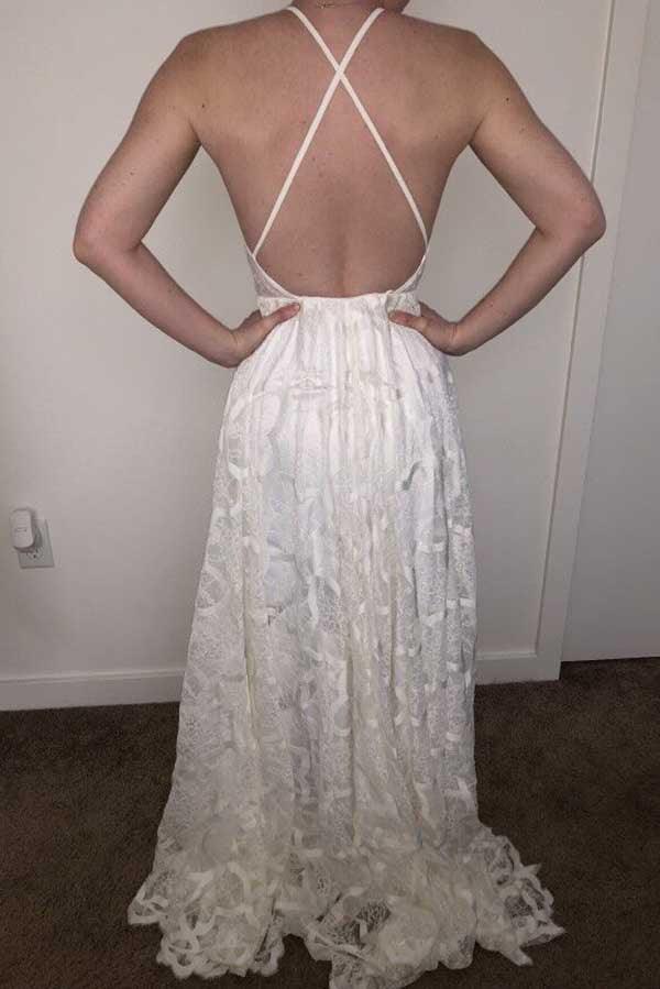 Vestidos de novia NumberSea blancos de encaje, corte A, cuello halter y cola larga.
