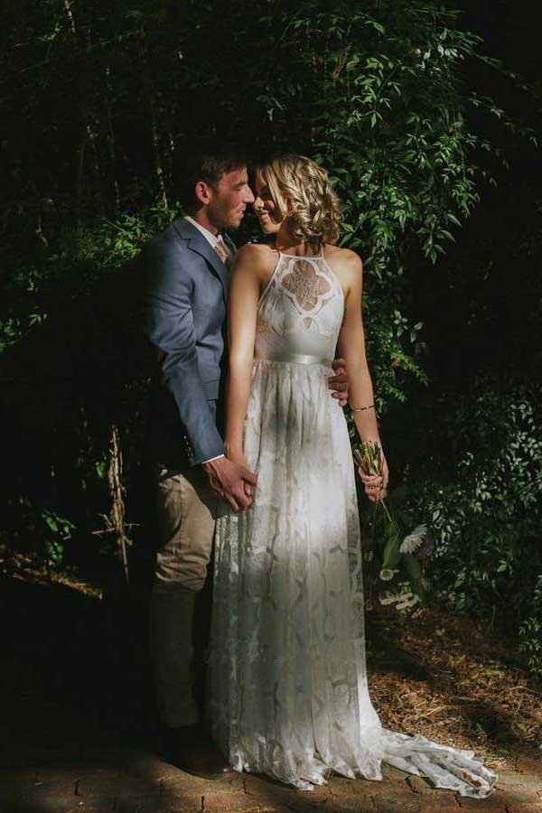 Vestidos de novia NumberSea blancos de encaje, corte A, cuello halter y cola larga.