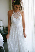 Vestidos de novia NumberSea blancos de encaje, corte A, cuello halter y cola larga.