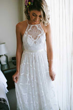 Vestidos de novia NumberSea blancos de encaje, corte A, cuello halter y cola larga.