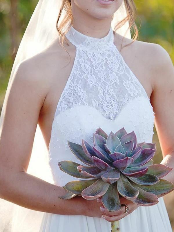 Vestido de novia de gasa con encaje blanco, corte A, cuello halter, espalda descubierta y cola de NumberSea