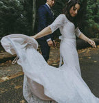 Vestido de novia NumberSea de encaje blanco, estilo sirena, con media manga y escote en V.