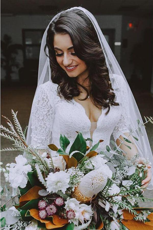 Vestido de novia NumberSea de encaje blanco, estilo sirena, con media manga y escote en V.