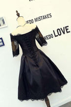Schwarzes A-Linien-Kleid mit kurzen Ärmeln und Spitzenapplikationen für den Abschlussball