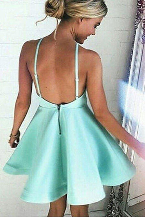 Vestido de fiesta corto de satén color menta con cuello halter y fruncido en forma de A