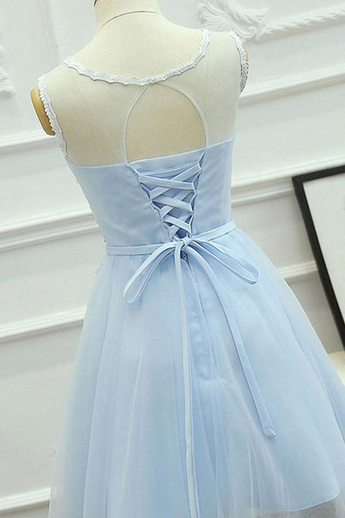 Vestido de fiesta corto de tul azul con joya, corte A y apliques de fajín