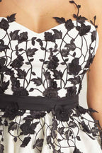Kurzes weißes A-Linien-Ballkleid mit U-Ausschnitt und Applikationen