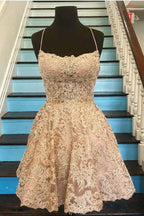 Vestidos de fiesta cortos de encaje azul con tirantes finos y espalda cruzada