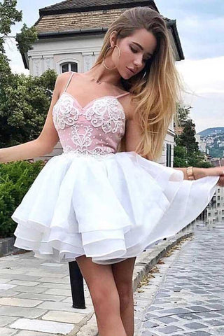Vestido de fiesta blanco escalonado con tirantes finos, corte A y apliques