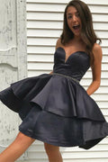 Schwarzes A-Linien-Abendkleid aus Satin mit Rüschen und Perlenstickerei, herzförmigem Herzausschnitt.