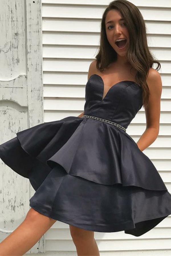 Schwarzes A-Linien-Abendkleid aus Satin mit Rüschen und Perlenstickerei, herzförmigem Herzausschnitt.