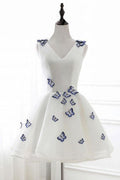 A-Linien-Kleid aus elfenbeinfarbenem Organza mit V-Ausschnitt und Applikationen für den Abschlussball