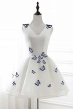 A-Linien-Kleid aus elfenbeinfarbenem Organza mit V-Ausschnitt und Applikationen für den Abschlussball
