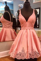 Vestido de fiesta de satén rojo corto plisado con escote en V y corte A
