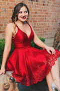 Vestido de fiesta de satén rojo corto plisado con escote en V y corte A